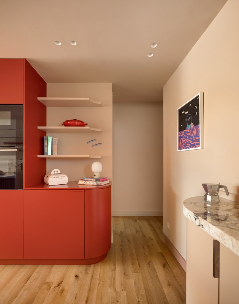 reforma-atico-sagrada-familia-barcelona-cocina-mueble-rojo-28